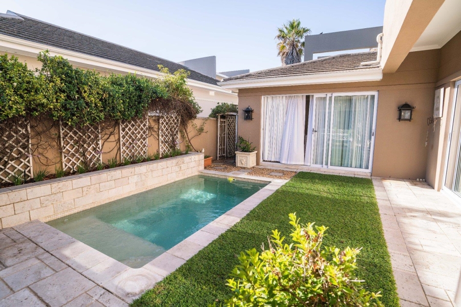 To Let 4 Bedroom Property for Rent in Sunset Links Western Cape